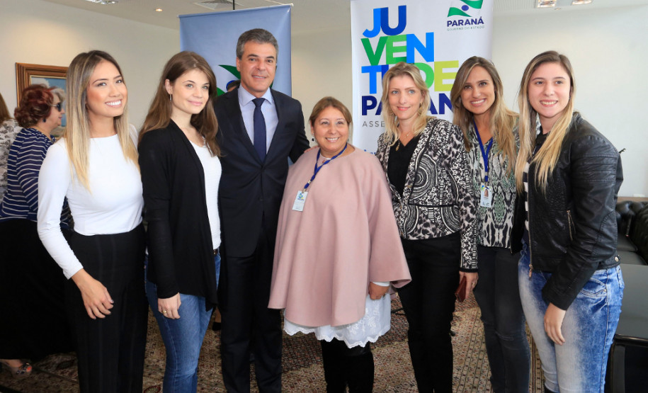 O governador Beto Richa sancionou nesta terça-feira (26) a lei que institui nas escolas paranaenses o programa Geração Atitude. O programa promove a cidadania e a participação dos estudantes na vida pública e nas atividades sociais.