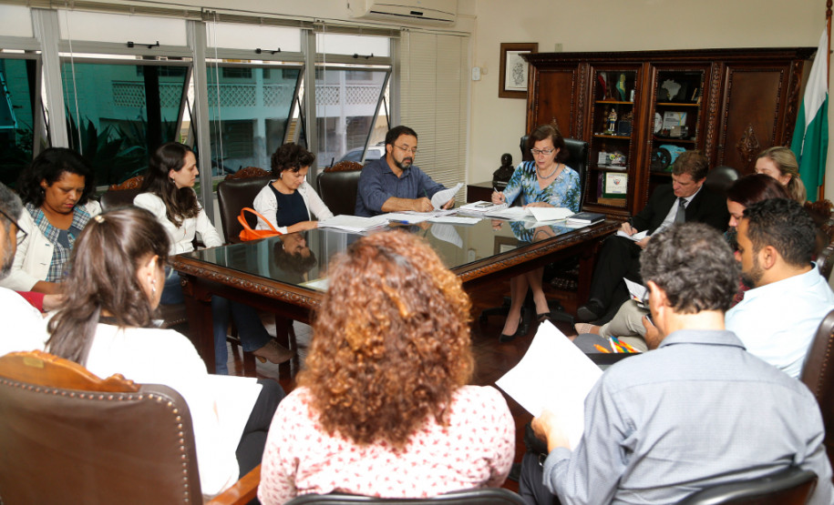 A secretária de Estado da Educação, professora Ana Seres, recebeu a direção do sindicato dos professores nesta terça-feira (26), para mais uma rodada de reuniões sobre a pauta de reivindicações da categoria