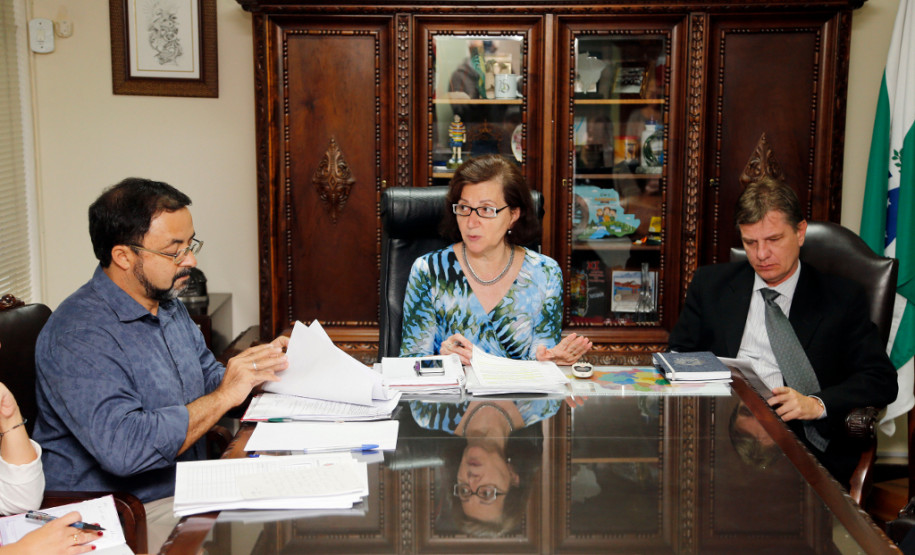 A secretária de Estado da Educação, professora Ana Seres, recebeu a direção do sindicato dos professores nesta terça-feira (26), para mais uma rodada de reuniões sobre a pauta de reivindicações da categoria