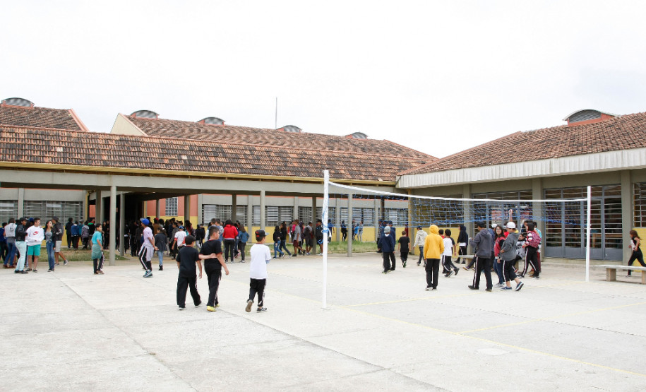 Os avanços da carreira dos profissionais da educação nos últimos anos tornaram o Paraná o melhor Estado da região Sul para o exercício da profissão. A afirmação é de professores dos estados vizinhos que atuam na rede paranaense de ensino através do sistema de permuta, no qual profissionais concursados em outros estados podem assumir a mesma função no estado de sua escolha. Entre os principais atrativos está a hora-atividade, o plano de carreira, o salário e a estrutura.