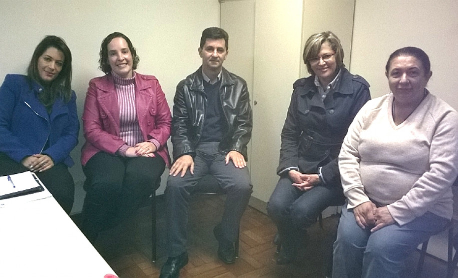 Durante encontro os técnicos da Controladoria conheceram a equipe e funcionamento da Ouvidoria da SEED e elogiaram o trabalho desenvolvido pelo setor.