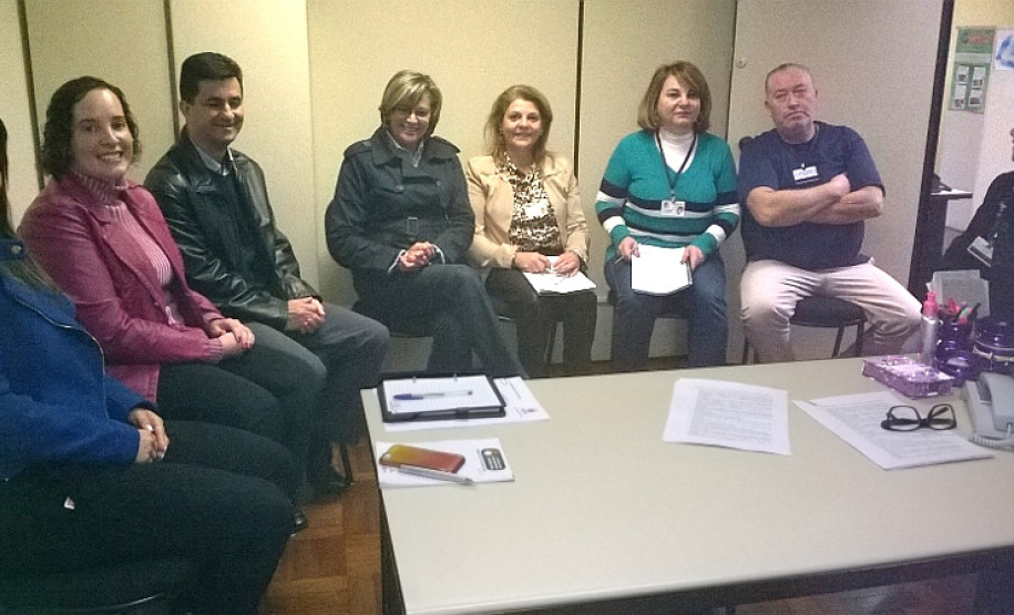 Durante encontro os técnicos da Controladoria conheceram a equipe e funcionamento da Ouvidoria da SEED e elogiaram o trabalho desenvolvido pelo setor.