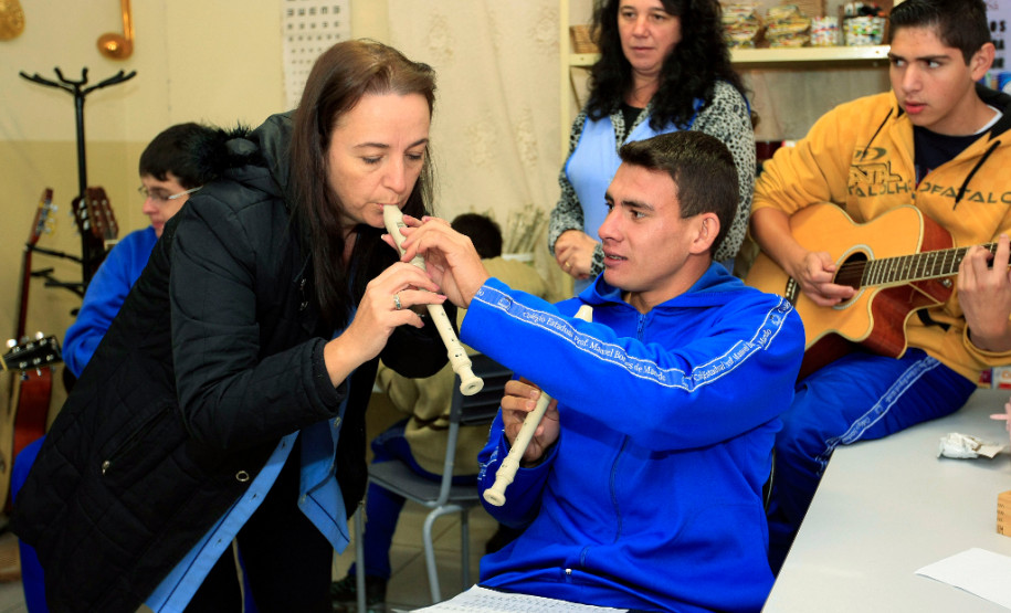 Professora usa a música para integrar estudantes A vocação para transmitir conhecimento e a paixão pela docência são duas motivações fundamentais para quem deseja ser professor