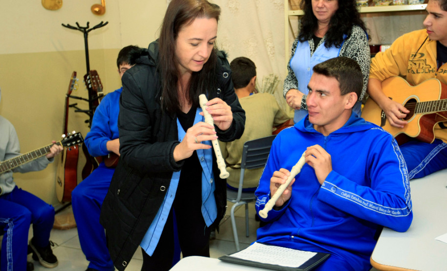 Professora usa a música para integrar estudantes A vocação para transmitir conhecimento e a paixão pela docência são duas motivações fundamentais para quem deseja ser professor