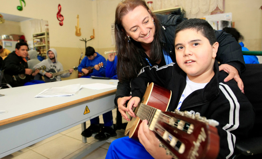 Professora usa a música para integrar estudantes A vocação para transmitir conhecimento e a paixão pela docência são duas motivações fundamentais para quem deseja ser professor