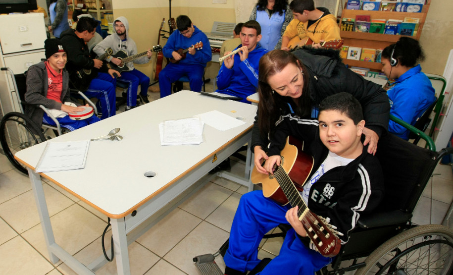 Professora usa a música para integrar estudantes A vocação para transmitir conhecimento e a paixão pela docência são duas motivações fundamentais para quem deseja ser professor