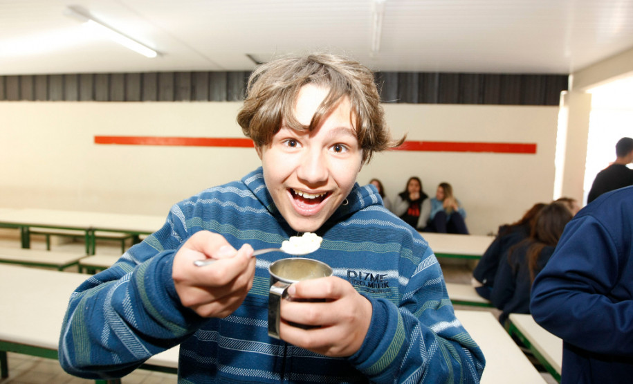 O Governo do Estado começou a entregar a segunda remessa da alimentação escolar deste ano às 2,1 mil escolas, que atendem mais de um milhão de estudantes da rede pública estadual. Por ano, são entregues cerca de 30 mil toneladas de alimentos.