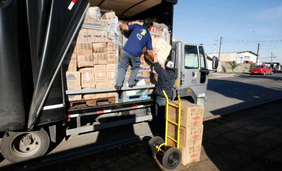 O Governo do Estado começou a entregar a segunda remessa da alimentação escolar deste ano às 2,1 mil escolas, que atendem mais de um milhão de estudantes da rede pública estadual. Por ano, são entregues cerca de 30 mil toneladas de alimentos.
