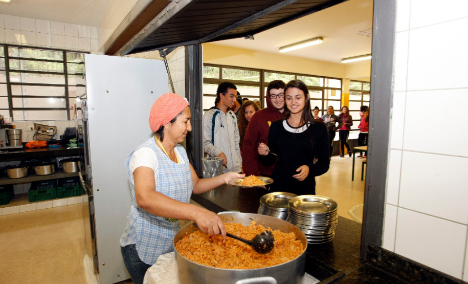 O Governo do Estado começou a entregar a segunda remessa da alimentação escolar deste ano às 2,1 mil escolas, que atendem mais de um milhão de estudantes da rede pública estadual. Por ano, são entregues cerca de 30 mil toneladas de alimentos.