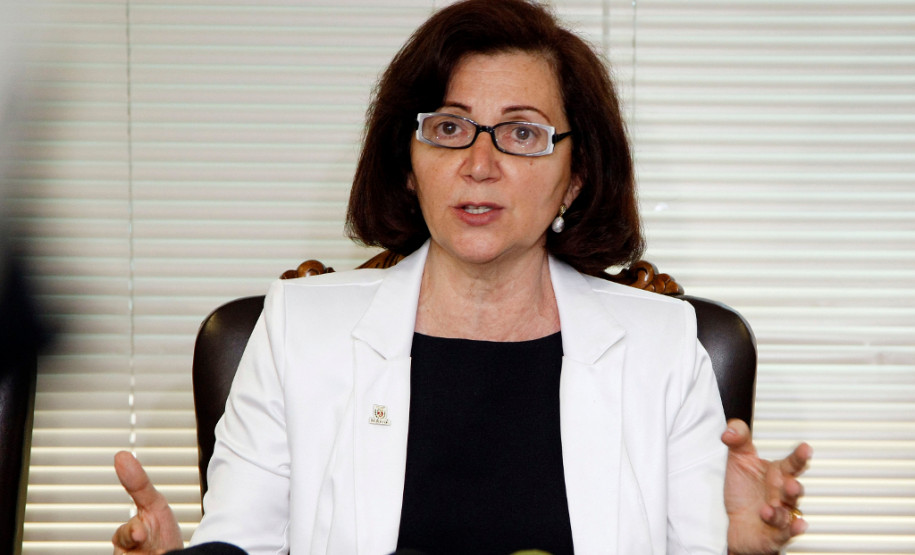 Em entrevista, a professora Ana Seres fala sobre conquistas dos profissionais da Educação e desafios que a pasta tem pela frente.