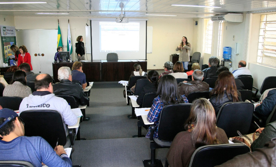 As equipes de comissão de licitação e diretores dos colégios agrícolas e florestal da rede estadual de ensino participam nessa sexta-feira (29), em Curitiba, de um curso de capacitação sobre as diretrizes de licitações e contratos no valor de até R$ 150 mil através do Programa de Recursos Descentralizado, via Fundo Rotativo.