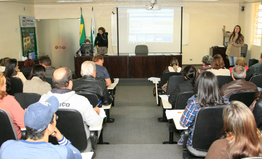 As equipes de comissão de licitação e diretores dos colégios agrícolas e florestal da rede estadual de ensino participam nessa sexta-feira (29), em Curitiba, de um curso de capacitação sobre as diretrizes de licitações e contratos no valor de até R$ 150 mil através do Programa de Recursos Descentralizado, via Fundo Rotativo.