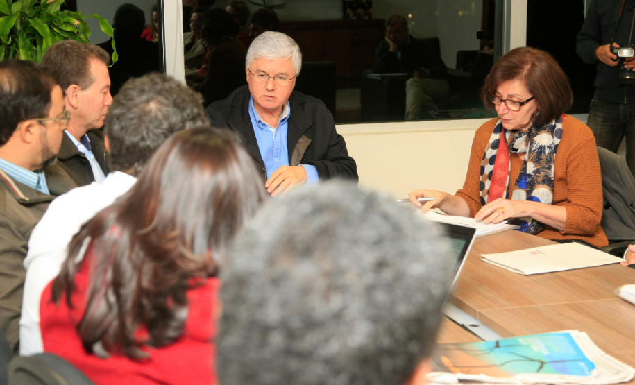 O chefe da Casa Civil, Valdir Rossoni, e a secretária de Estado da Educação, professora Ana Seres, receberam a direção do sindicato que representa os professores da rede pública do Paraná na noite desta quinta-feira (28), no Palácio Iguaçu, para mais uma rodada de negociações em relação à pauta de reivindicações da categoria. Representantes do Governo do Estado e dos professores estaduais têm se reunido periodicamente no último mês para encaminhar as demandas da classe.