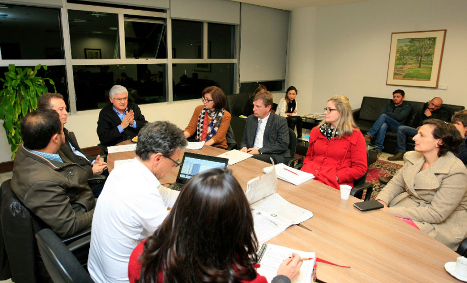 O chefe da Casa Civil, Valdir Rossoni, e a secretária de Estado da Educação, professora Ana Seres, receberam a direção do sindicato que representa os professores da rede pública do Paraná na noite desta quinta-feira (28), no Palácio Iguaçu, para mais uma rodada de negociações em relação à pauta de reivindicações da categoria. Representantes do Governo do Estado e dos professores estaduais têm se reunido periodicamente no último mês para encaminhar as demandas da classe.