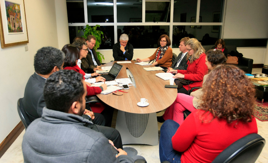 O chefe da Casa Civil, Valdir Rossoni, e a secretária de Estado da Educação, professora Ana Seres, receberam a direção do sindicato que representa os professores da rede pública do Paraná na noite desta quinta-feira (28), no Palácio Iguaçu, para mais uma rodada de negociações em relação à pauta de reivindicações da categoria. Representantes do Governo do Estado e dos professores estaduais têm se reunido periodicamente no último mês para encaminhar as demandas da classe.