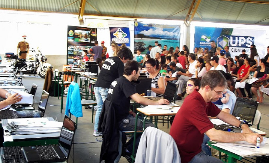 Programas que levam serviços gratuitos à população são realizados em espaços cedidos pelas escolas. Próximo UPS-Cidadania acontece nos dias 19 e 20 de maio.