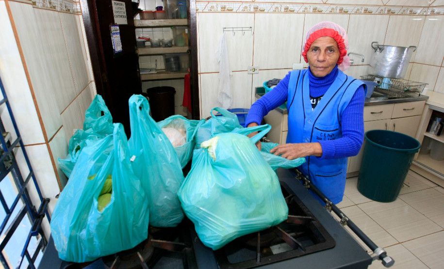 A merendeira Maria Aparecida Mendes da Silva conta que a variedade de produtos facilita a elaboração dos cardápios de acordo com o gosto dos alunos. “Facilita porque podemos fazer um planejamento semanal do que será servido e também variar os pratos conforme o gosto dos estudantes”, contou a cozinheira, que trabalha na escola há 22 anos e conhece bem os hábitos alimentares dos estudantes.