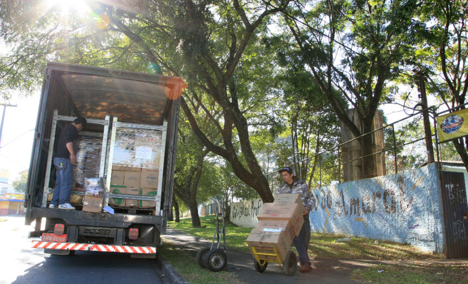 O governador Beto Richa assinou, nesta segunda-feira (2), autorização para aditivo de contrato no valor de R$ 8,4 milhões, que aumenta os recursos destinados à alimentação escolar. Com isso, o volume de almôndega bovina congelada passa de 128 toneladas para 160 toneladas e a quantidade de carne bovina em cubos sobe de 192 toneladas para 240 toneladas.