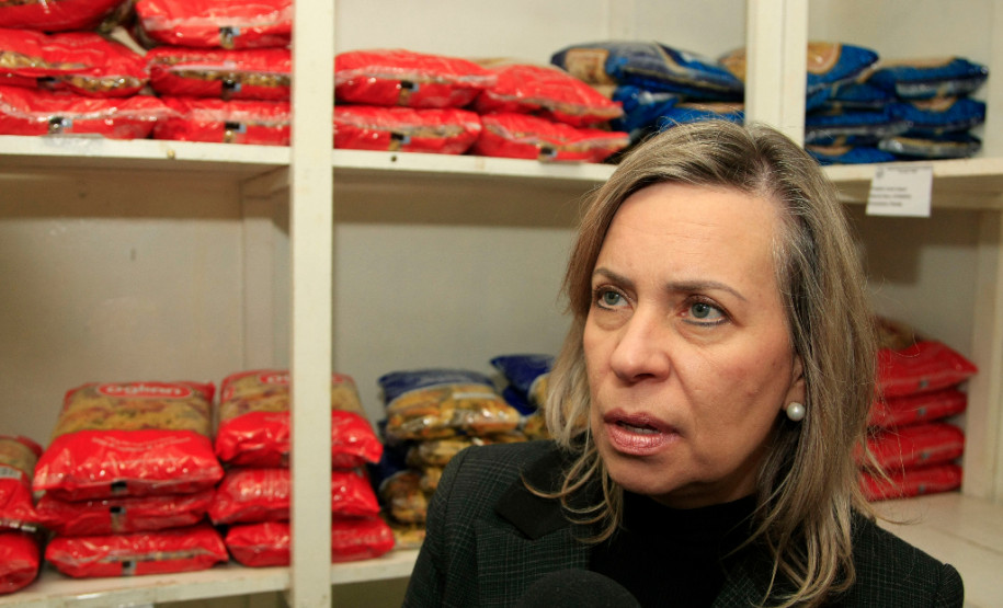 “Esta é uma remessa complementar que vai garantir alimentos até a próxima entrega, prevista para o fim do mês. Trabalhamos com uma média de quatro a cinco remessas por ano dentro do planejamento feito pelas escolas para que não falte merenda em nenhuma das 2.100 escolas do Paraná”, disse a coordenadora de alimentação e nutrição escolar, Marcia Stolarski.