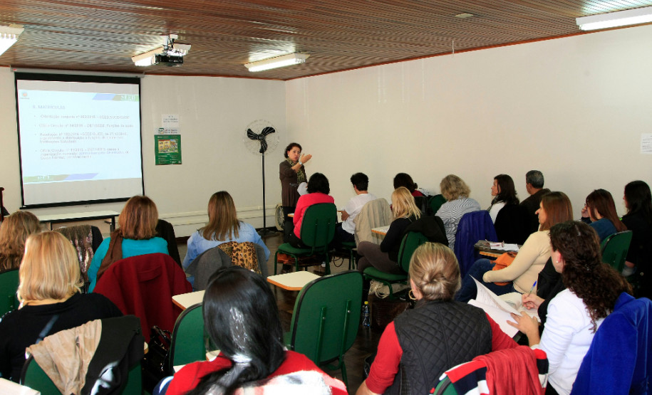 Técnicos das equipes pedagógicas dos 32 Núcleos Regionais de Educação (NREs) iniciaram nesta segunda-feira (2), em Curitiba, o curso de formação continuada para a troca de experiências e atualização das propostas previstas no plano de ação da Secretaria de Estado da Educação. A formação tem duração de 16 horas e conta para promoção no plano de carreira.