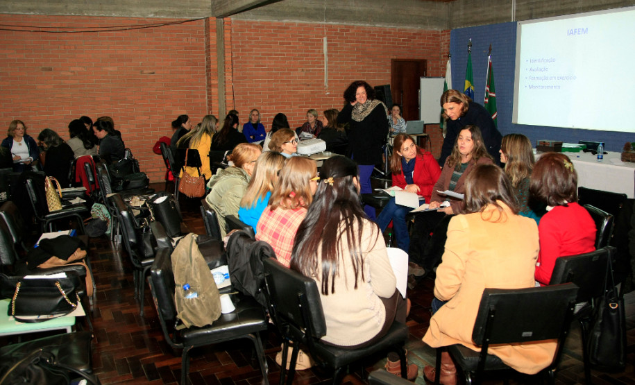 Técnicos das equipes pedagógicas dos 32 Núcleos Regionais de Educação (NREs) iniciaram nesta segunda-feira (2), em Curitiba, o curso de formação continuada para a troca de experiências e atualização das propostas previstas no plano de ação da Secretaria de Estado da Educação. A formação tem duração de 16 horas e conta para promoção no plano de carreira.