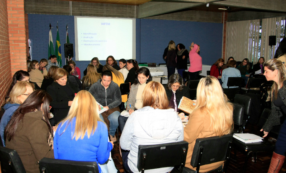 Técnicos das equipes pedagógicas dos 32 Núcleos Regionais de Educação (NREs) iniciaram nesta segunda-feira (2), em Curitiba, o curso de formação continuada para a troca de experiências e atualização das propostas previstas no plano de ação da Secretaria de Estado da Educação. A formação tem duração de 16 horas e conta para promoção no plano de carreira.