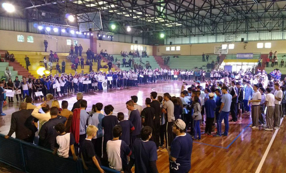 Alunos e professores de várias escolas participaram nesta segunda-feira (2) da abertura da fase regional de Curitiba dos Jogos Escolares do Paraná (Jeps), que vão até 8 de maio