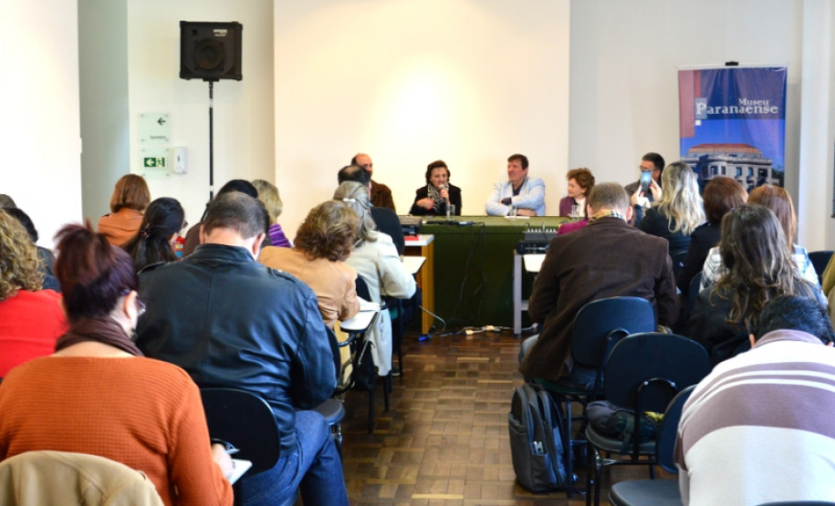 Os professores da disciplina de História da rede pública estadual de ensino ganharam uma nova ferramenta para trabalhar o patrimônio cultural e histórico do Paraná em sala de aula. A Secretaria de Estado da Educação, em parceria com a Secretaria de Estado da Cultura, iniciou nesta terça-feira (3) o curso “Diálogo sobre a História e a importância da educação patrimonial de Curitiba” aos docentes da Capital. O projeto pode ser expandido a outras regiões do Estado.