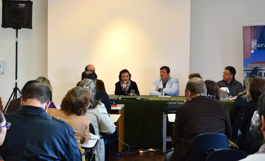 Os professores da disciplina de História da rede pública estadual de ensino ganharam uma nova ferramenta para trabalhar o patrimônio cultural e histórico do Paraná em sala de aula. A Secretaria de Estado da Educação, em parceria com a Secretaria de Estado da Cultura, iniciou nesta terça-feira (3) o curso “Diálogo sobre a História e a importância da educação patrimonial de Curitiba” aos docentes da Capital. O projeto pode ser expandido a outras regiões do Estado.