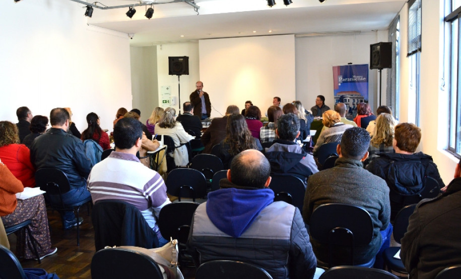 Os professores da disciplina de História da rede pública estadual de ensino ganharam uma nova ferramenta para trabalhar o patrimônio cultural e histórico do Paraná em sala de aula. A Secretaria de Estado da Educação, em parceria com a Secretaria de Estado da Cultura, iniciou nesta terça-feira (3) o curso “Diálogo sobre a História e a importância da educação patrimonial de Curitiba” aos docentes da Capital. O projeto pode ser expandido a outras regiões do Estado.