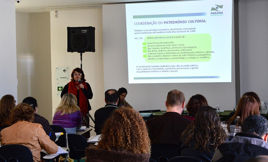 Os professores da disciplina de História da rede pública estadual de ensino ganharam uma nova ferramenta para trabalhar o patrimônio cultural e histórico do Paraná em sala de aula. A Secretaria de Estado da Educação, em parceria com a Secretaria de Estado da Cultura, iniciou nesta terça-feira (3) o curso “Diálogo sobre a História e a importância da educação patrimonial de Curitiba” aos docentes da Capital. O projeto pode ser expandido a outras regiões do Estado.