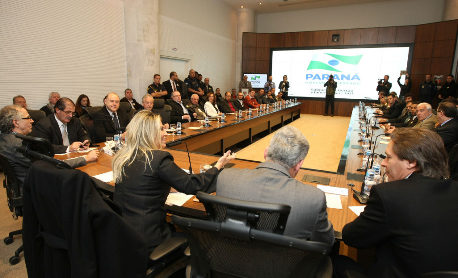 Secretários de estado, representantes de municípios paranaenses que participarão do revezamento da Tocha Olímpica, e demais órgãos do governo, reuniram-se nesta quarta-feira (04) para debater assuntos relacionados a este importante fato esportivo