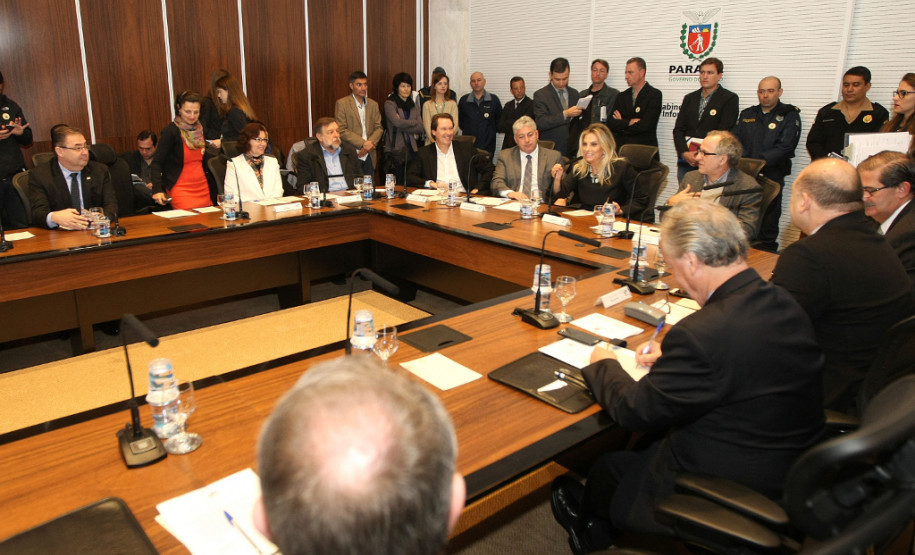 Secretários de estado, representantes de municípios paranaenses que participarão do revezamento da Tocha Olímpica, e demais órgãos do governo, reuniram-se nesta quarta-feira (04) para debater assuntos relacionados a este importante fato esportivo