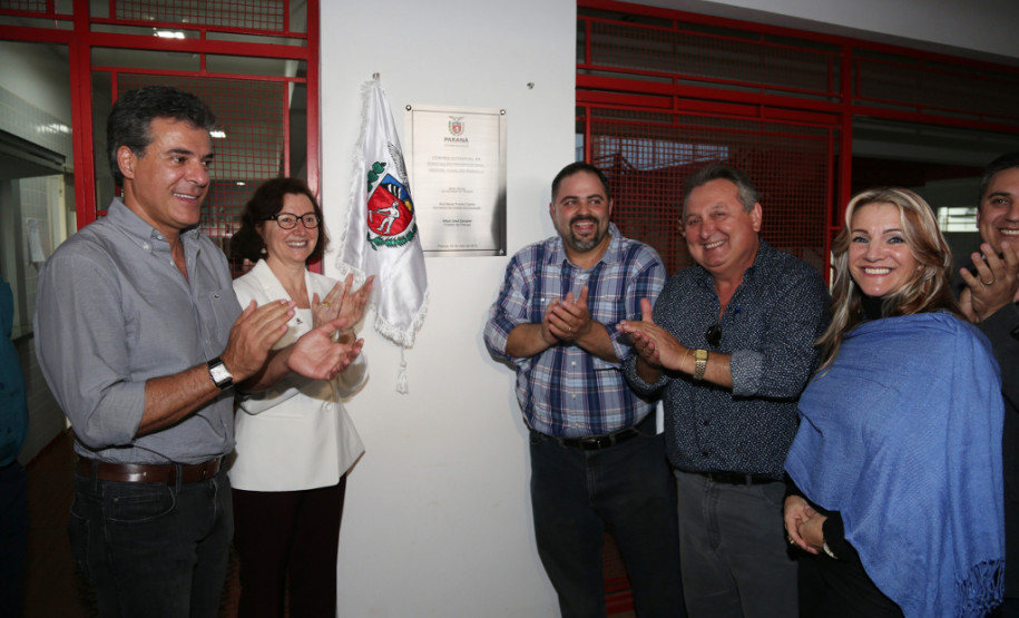 Beto Richa inaugura Centro de Educação Profissional O governador Beto Richa inaugurou nesta quinta-feira (5) o Centro Estadual de Educação Profissional (Ceep) Professor Miguel Carlos Parolo, em Pitanga, Região Central do Paraná. O Ceep, que recebeu investimentos de R$ 7,3 milhões por meio de parceria entre o Estado e o Ministério da Educação, tem capacidade para atender 1.200 estudantes. A secretária de Estado da Educação, professora Ana Seres, participou da solenidade.