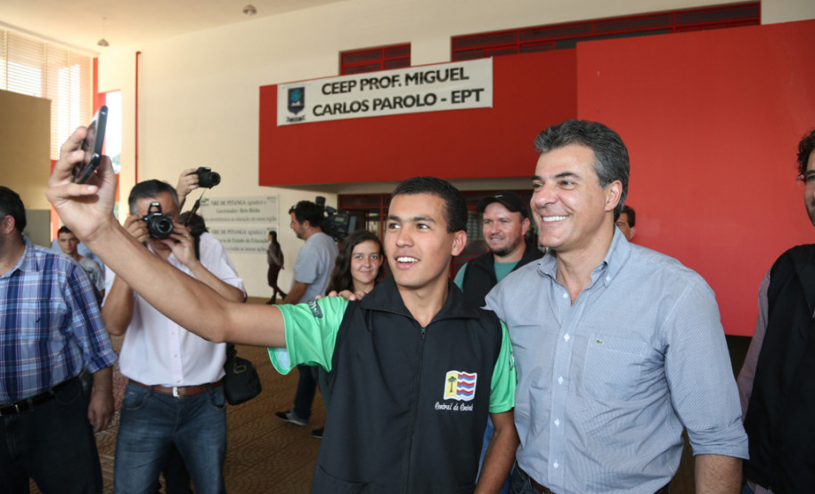 Beto Richa inaugura Centro de Educação Profissional O governador Beto Richa inaugurou nesta quinta-feira (5) o Centro Estadual de Educação Profissional (Ceep) Professor Miguel Carlos Parolo, em Pitanga, Região Central do Paraná. O Ceep, que recebeu investimentos de R$ 7,3 milhões por meio de parceria entre o Estado e o Ministério da Educação, tem capacidade para atender 1.200 estudantes. A secretária de Estado da Educação, professora Ana Seres, participou da solenidade.