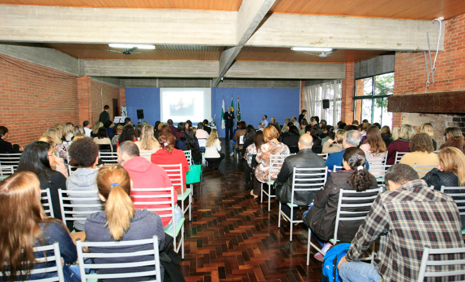 Curso para transição de alunos do 5° para o 6° ano Professores de escolas estaduais e municipais de Curitiba que trabalham com estudantes do 5° e 6° ano do ensino fundamental começaram nesta sexta-feira (6) um curso de formação integrada entre as duas redes de ensino