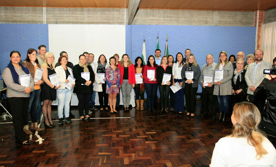 Curso para transição de alunos do 5° para o 6° ano Professores de escolas estaduais e municipais de Curitiba que trabalham com estudantes do 5° e 6° ano do ensino fundamental começaram nesta sexta-feira (6) um curso de formação integrada entre as duas redes de ensino