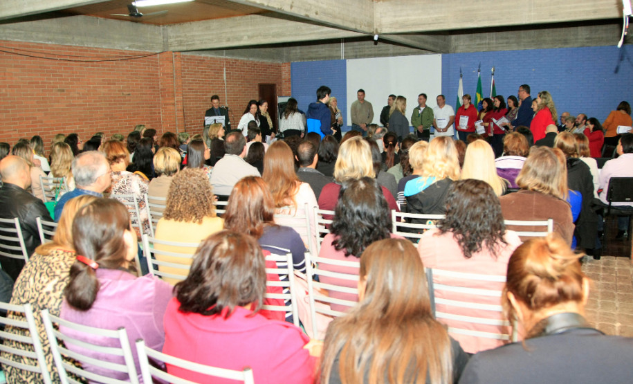 Curso para transição de alunos do 5° para o 6° ano Professores de escolas estaduais e municipais de Curitiba que trabalham com estudantes do 5° e 6° ano do ensino fundamental começaram nesta sexta-feira (6) um curso de formação integrada entre as duas redes de ensino
