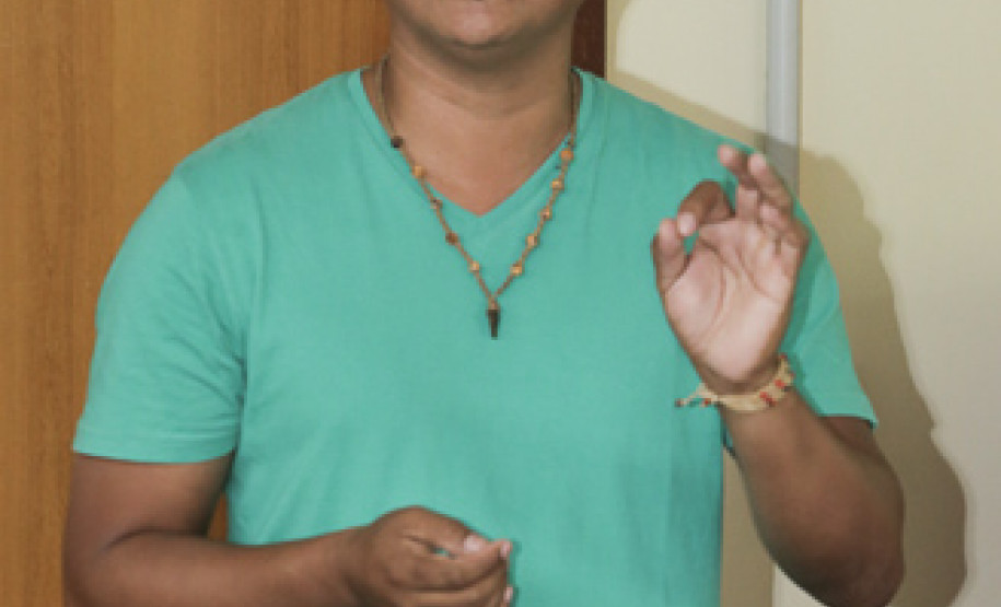 A educação do Paraná teve uma importante conquista no mês passado ao graduar o primeiro professor indígena com curso em nível de mestrado, pela Universidade Estadual de Maringá (UEM). Florêncio Rekayg Fernandes, professor concursado da rede estadual de ensino, defendeu a tese de dissertação Formação e Atuação de Professores Pedagogos Indígenas no Paraná.