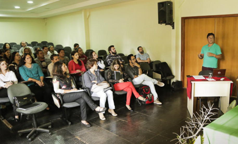 A educação do Paraná teve uma importante conquista no mês passado ao graduar o primeiro professor indígena com curso em nível de mestrado, pela Universidade Estadual de Maringá (UEM). Florêncio Rekayg Fernandes, professor concursado da rede estadual de ensino, defendeu a tese de dissertação Formação e Atuação de Professores Pedagogos Indígenas no Paraná.