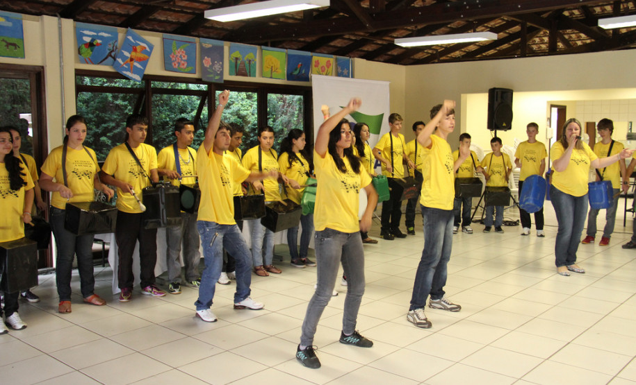 Alunos reaproveitam materiais em projeto musical Uma vez por semana, mais de 70 alunos do Colégio Estadual do Campo do Lajeado do Sul, no município de São Mateus do Sul (Sudoeste do Paraná), se reúnem no turno complementar, período em que os estudantes não estão em sala de aula, para ensaiar as apresentações de percussão do projeto Som na Lata, que existe na escola há cinco anos. Na foto, uma apresentação dos alunos.