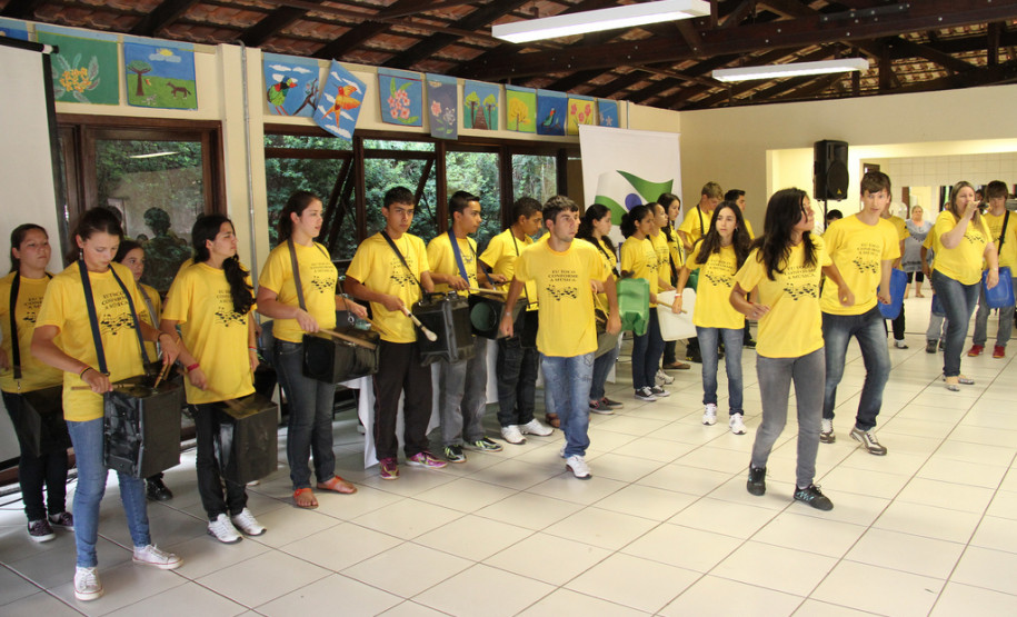 Alunos reaproveitam materiais em projeto musical Uma vez por semana, mais de 70 alunos do Colégio Estadual do Campo do Lajeado do Sul, no município de São Mateus do Sul (Sudoeste do Paraná), se reúnem no turno complementar, período em que os estudantes não estão em sala de aula, para ensaiar as apresentações de percussão do projeto Som na Lata, que existe na escola há cinco anos. Na foto, uma apresentação dos alunos.