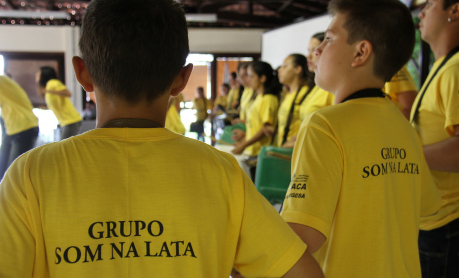 Alunos reaproveitam materiais em projeto musical Uma vez por semana, mais de 70 alunos do Colégio Estadual do Campo do Lajeado do Sul, no município de São Mateus do Sul (Sudoeste do Paraná), se reúnem no turno complementar, período em que os estudantes não estão em sala de aula, para ensaiar as apresentações de percussão do projeto Som na Lata, que existe na escola há cinco anos. Na foto, uma apresentação dos alunos.