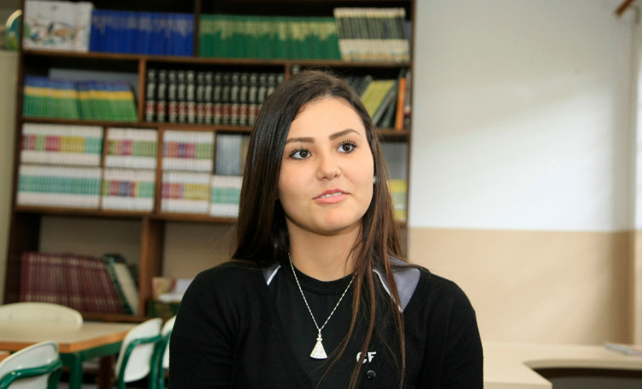 Estudantes de Curitiba unem matemática a projeto social “Esse tipo de atividade traz uma sensação muito boa porque ao mesmo tempo em que estamos aprendendo os conteúdos estamos também fazendo o bem para quem precisa”, disse a estudante Luana de Paula Irnuk, de 15 anos.