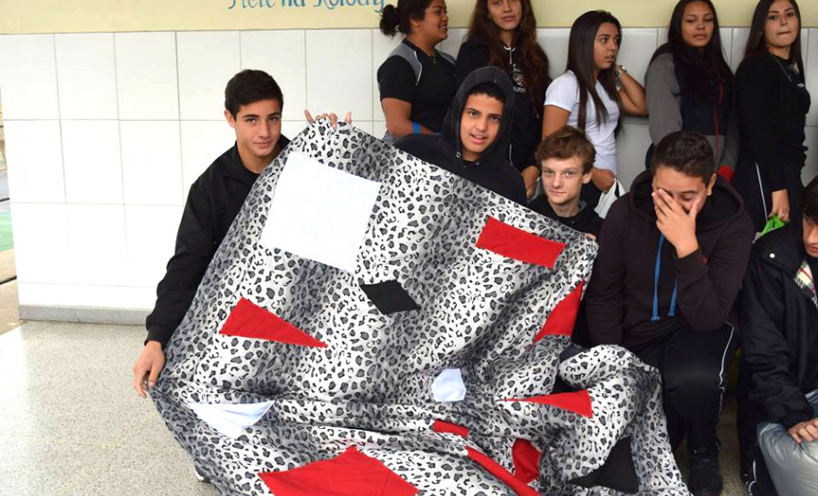 Estudantes de Curitiba unem matemática a projeto social Depois de estudar cálculos de área, gráficos e formas geométricas na teoria, os alunos criaram figuras geométricas, com base nos conteúdos vistos na teoria, e confeccionaram 26 edredons, colchas e cobertores, arrecadados pelos próprios estudantes, que em seguida foram doados à Casa de Idoso Nova Canaã, vizinha à escola.