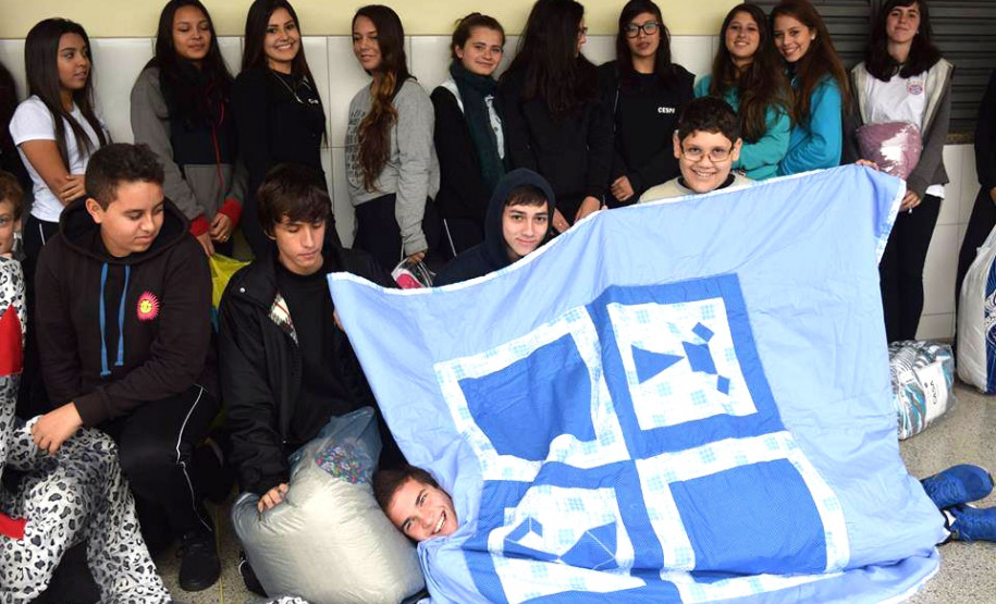 Estudantes de Curitiba unem matemática a projeto social Depois de estudar cálculos de área, gráficos e formas geométricas na teoria, os alunos criaram figuras geométricas, com base nos conteúdos vistos na teoria, e confeccionaram 26 edredons, colchas e cobertores, arrecadados pelos próprios estudantes, que em seguida foram doados à Casa de Idoso Nova Canaã, vizinha à escola.