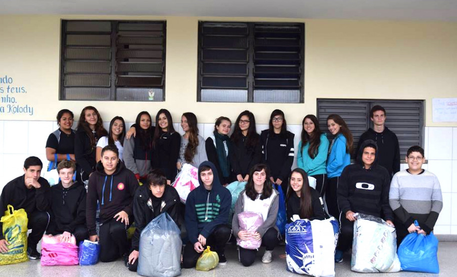 Estudantes de Curitiba unem matemática a projeto social Depois de estudar cálculos de área, gráficos e formas geométricas na teoria, os alunos criaram figuras geométricas, com base nos conteúdos vistos na teoria, e confeccionaram 26 edredons, colchas e cobertores, arrecadados pelos próprios estudantes, que em seguida foram doados à Casa de Idoso Nova Canaã, vizinha à escola.