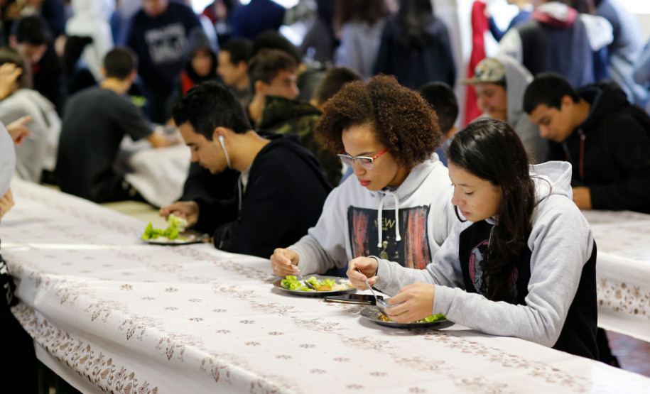 A merenda servida na escola nesta quinta-feira (12) foi um almoço bem reforçado com arroz, feijão, saladas e almôndegas ao molho