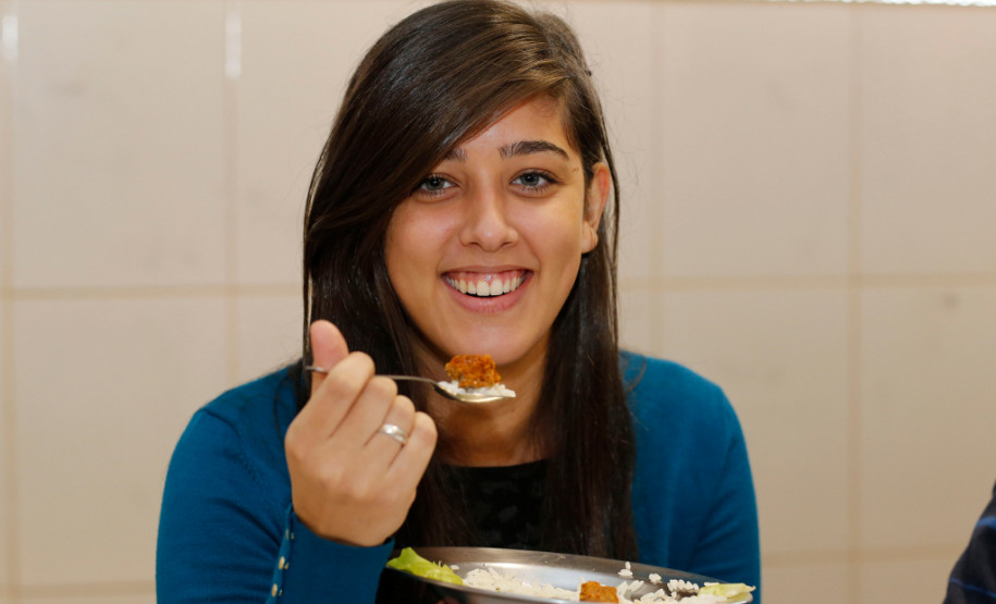 As escolas da rede estadual de ensino começaram a receber nesta semana 80 toneladas de carne bovina para a merenda escolar. Estão sendo entregues nesta remessa 32 toneladas de almôndegas e 48 toneladas de carne em tiras. A Secretaria de Estado da Educação já tem assegurado em contrato cerca de duas mil toneladas de carne bovina, suína e peixes que serão entregues as escolas estaduais ao longo do ano letivo.