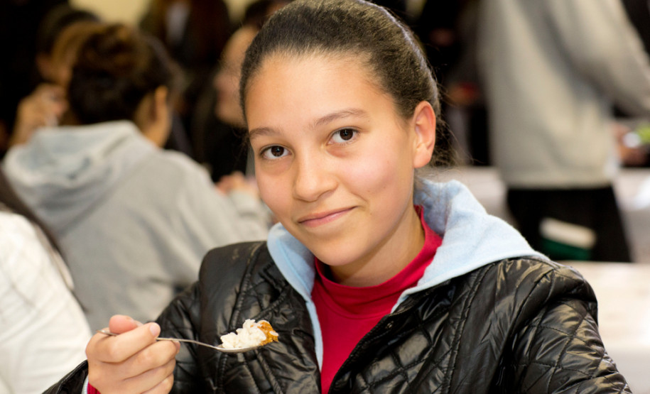 As escolas da rede estadual de ensino começaram a receber nesta semana 80 toneladas de carne bovina para a merenda escolar. Estão sendo entregues nesta remessa 32 toneladas de almôndegas e 48 toneladas de carne em tiras. A Secretaria de Estado da Educação já tem assegurado em contrato cerca de duas mil toneladas de carne bovina, suína e peixes que serão entregues as escolas estaduais ao longo do ano letivo.